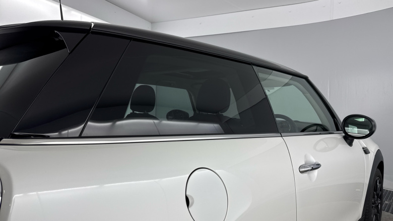 MINI Hatchback 1.5 Cooper Classic 3dr Auto [Comfort/Nav Pack] Petrol Hatchback